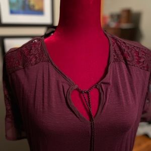 Cold shoulder lace trimmed cami in burgundy